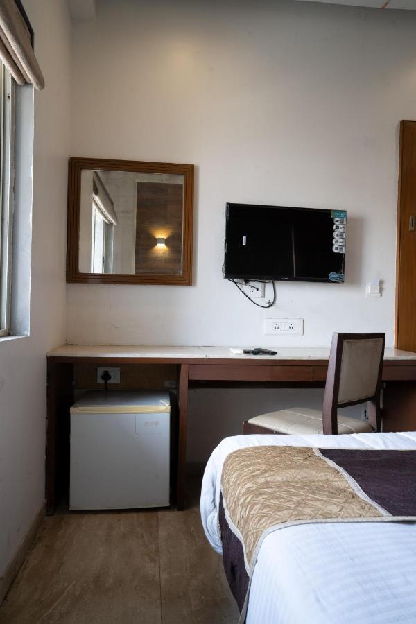Hotel Kyra Airport Ahmedabad Buitenkant foto
