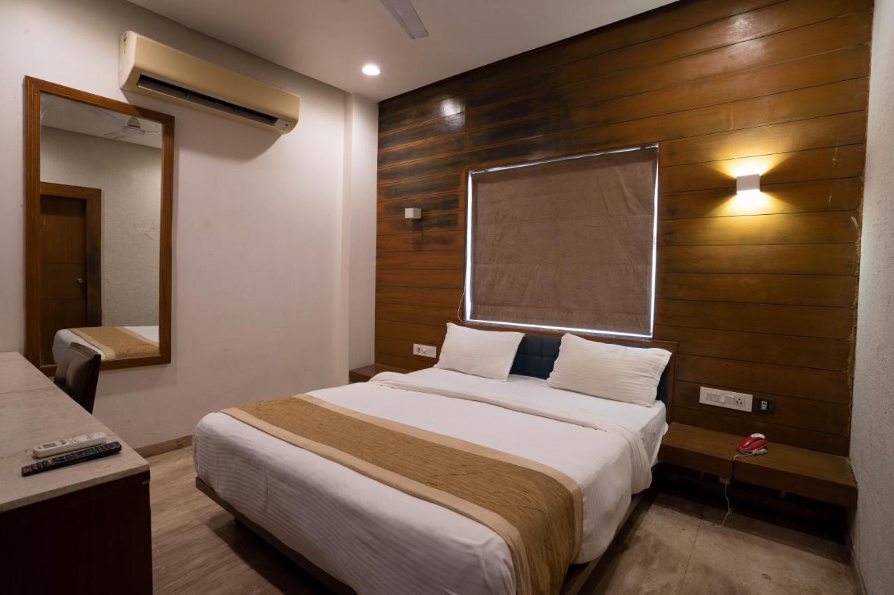 Hotel Kyra Airport Ahmedabad Buitenkant foto