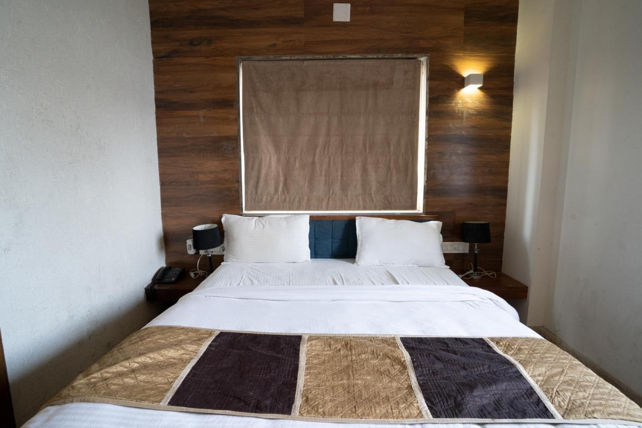 Hotel Kyra Airport Ahmedabad Buitenkant foto