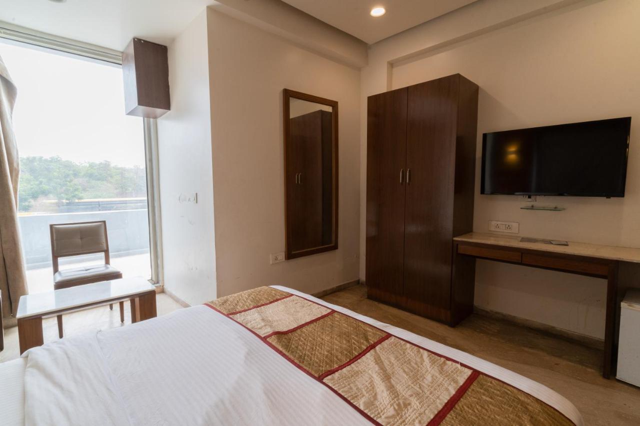 Hotel Kyra Airport Ahmedabad Buitenkant foto